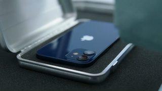 iPhone 12 ve iPhone 12 Mini'nin batarya kapasitesi ne kadar?