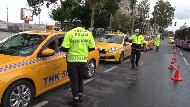 Dolmabah&ccedil;e&rsquo;de toplu taşıma ara&ccedil;larında korona vir&uuml;s denetimi 1