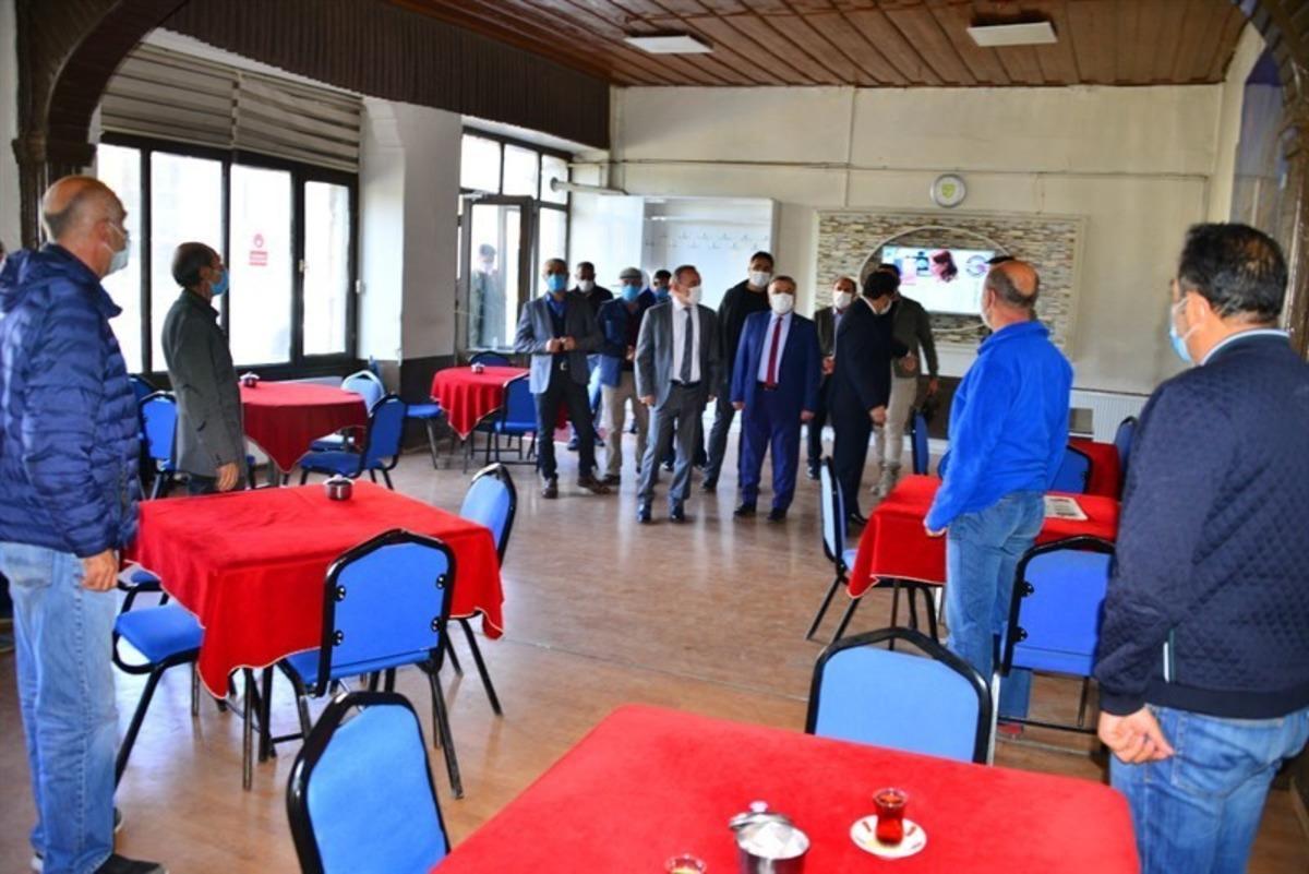 Vali H&uuml;seyin &Ouml;ner, &lsquo;Sağlık İ&ccedil;in Hepimiz İ&ccedil;in&rsquo; sloganıyla kafe, &ccedil;ay ocağı ve restoranlarda Koronavir&uuml;s denetimine katıldı