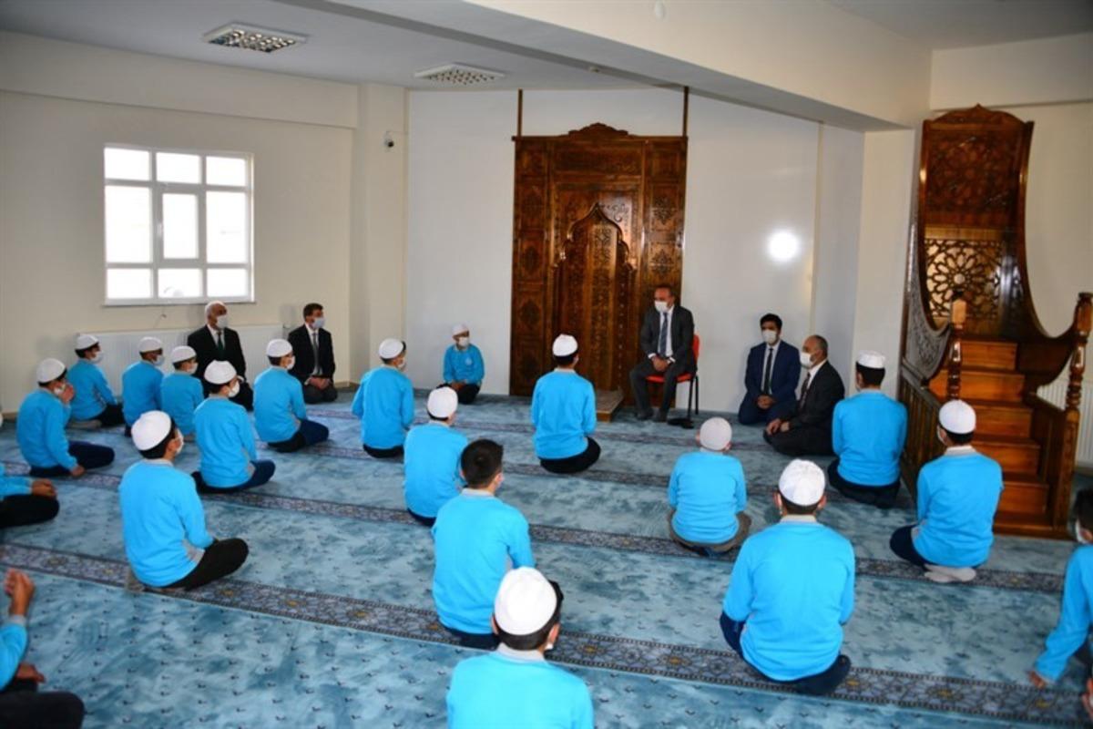 Vali H&uuml;seyin &Ouml;ner, Merkez Yatılı Erkek Kuran Kursunu ziyaret etti