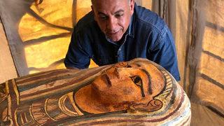 Mısır'daki Sakkara antik mezarlığında 80'den fazla açılmamış lahit bulundu