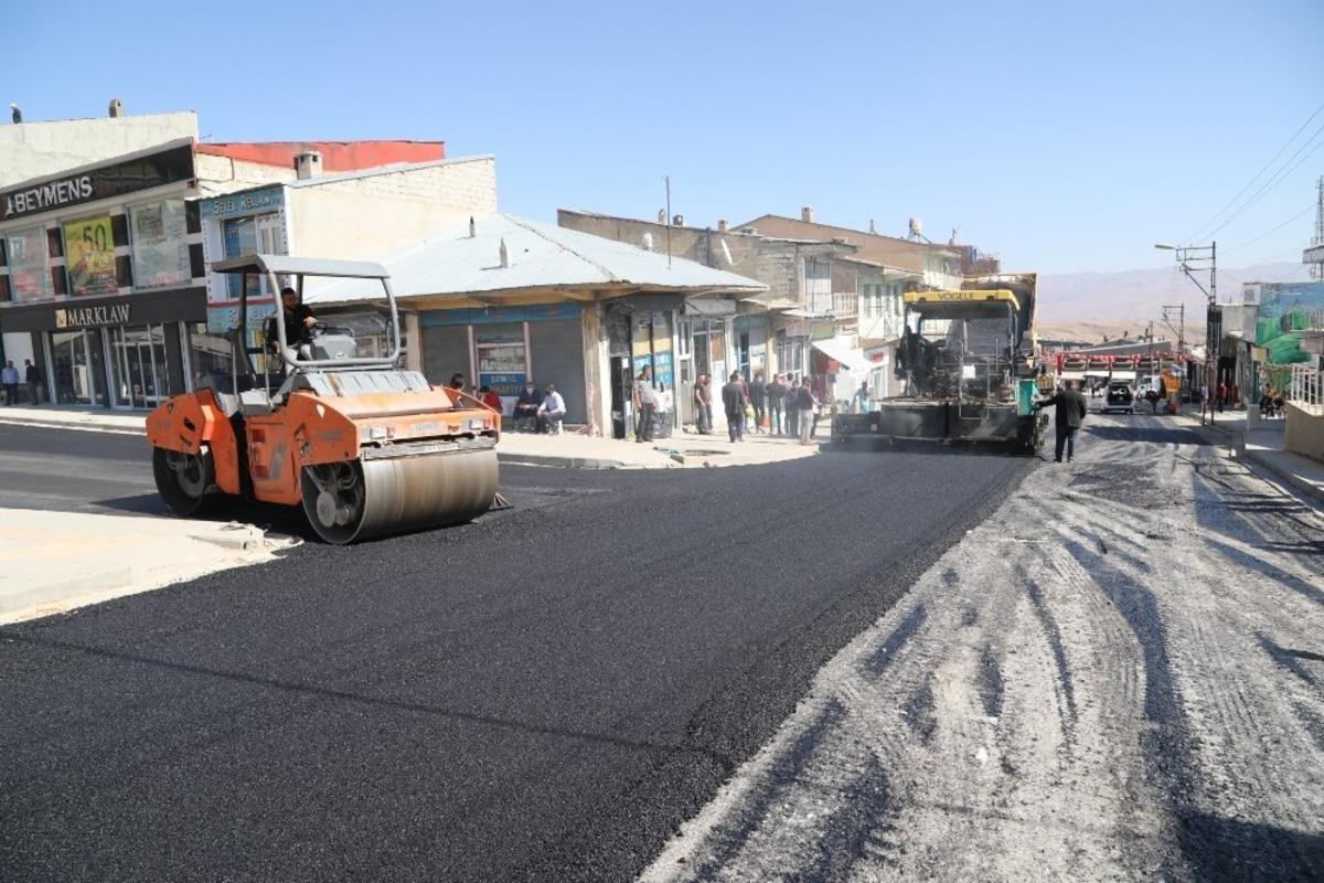 Başkale&rsquo;de ana caddeler yenilendi