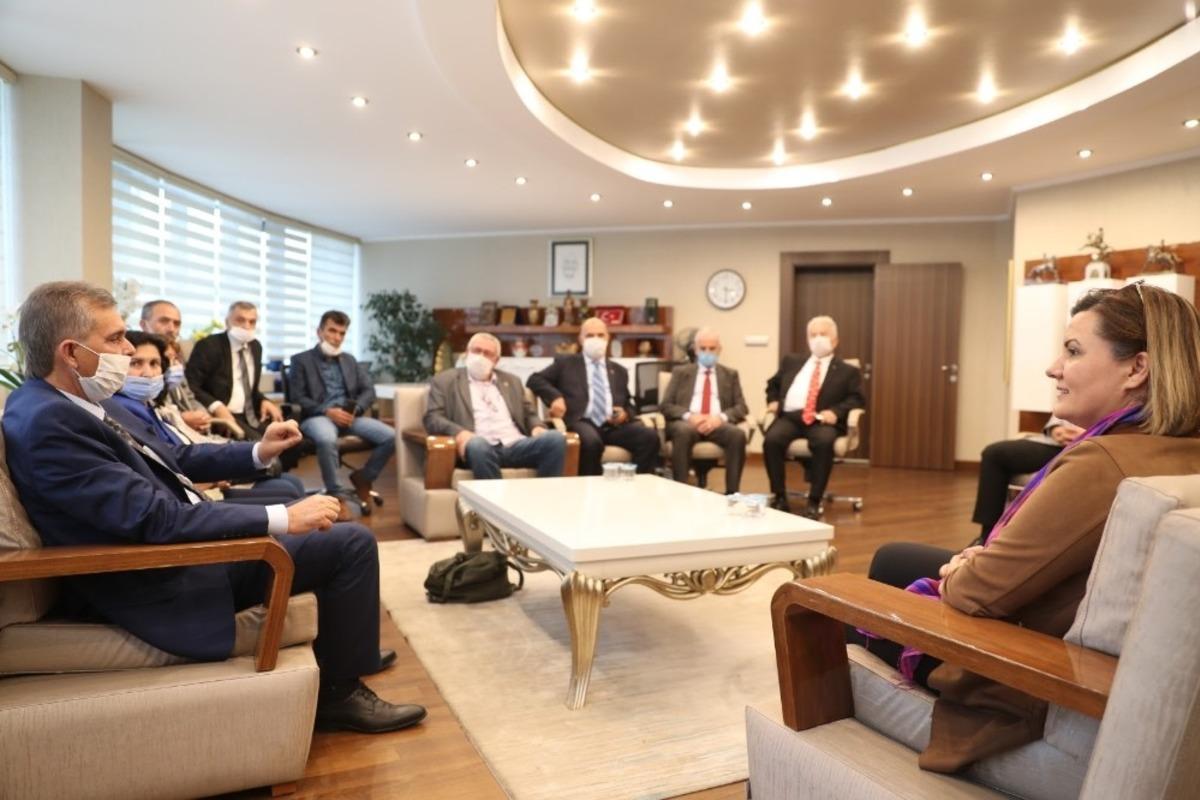 Başkan H&uuml;rriyet&rsquo;ten muhtarlara pastalı kutlama