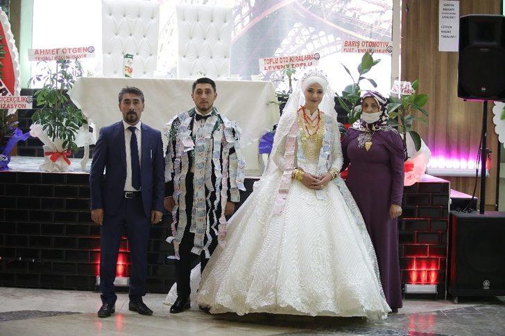 1 saatlik aşiret düğününün 40 dakikası takı töreniyle geçti G1