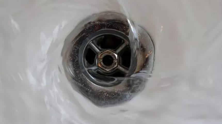 Lavabo açarken kullandığı ürün bomba gibi patladı! 1,5 milyon lira tazminat talep ediyor