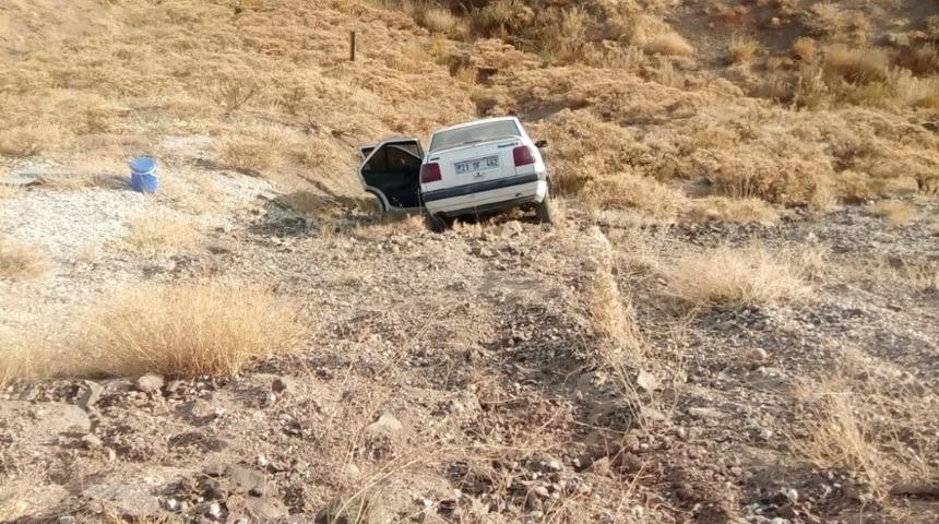 Otomobil tarlaya u&ccedil;tu