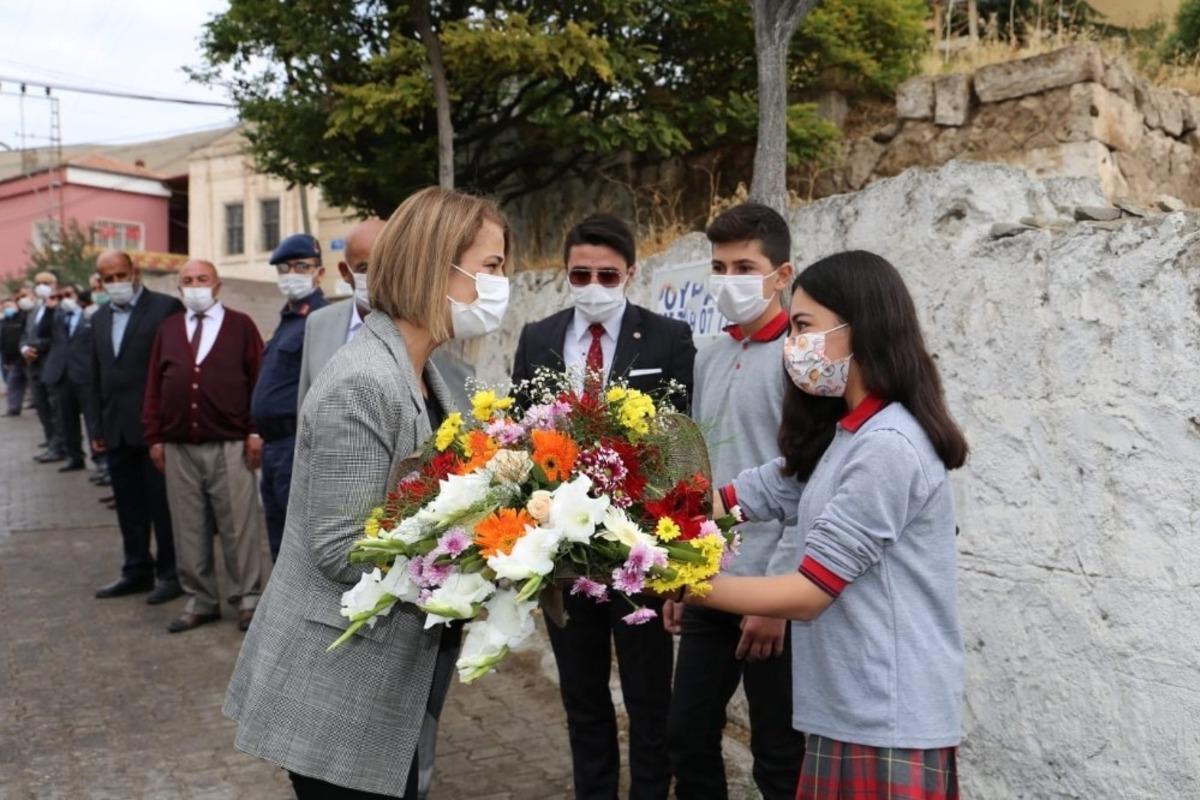 Nevşehir Valisi Becel, k&ouml;y okulunu ziyaret etti