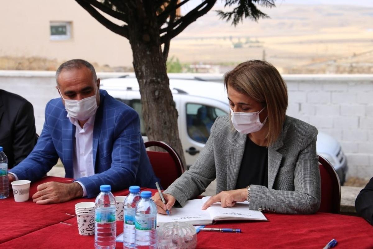 Vali Becel, &Ccedil;akıllı k&ouml;y&uuml;n&uuml; ziyaret etti