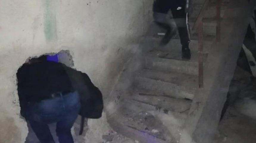 Konya'da kumarhaneye baskın! Duvarı kırıp, gizli bölme açmışlar