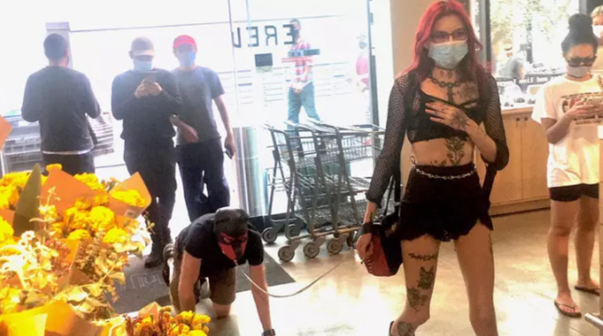 S&uuml;per markette partnerine tasma takıp gezdirdi