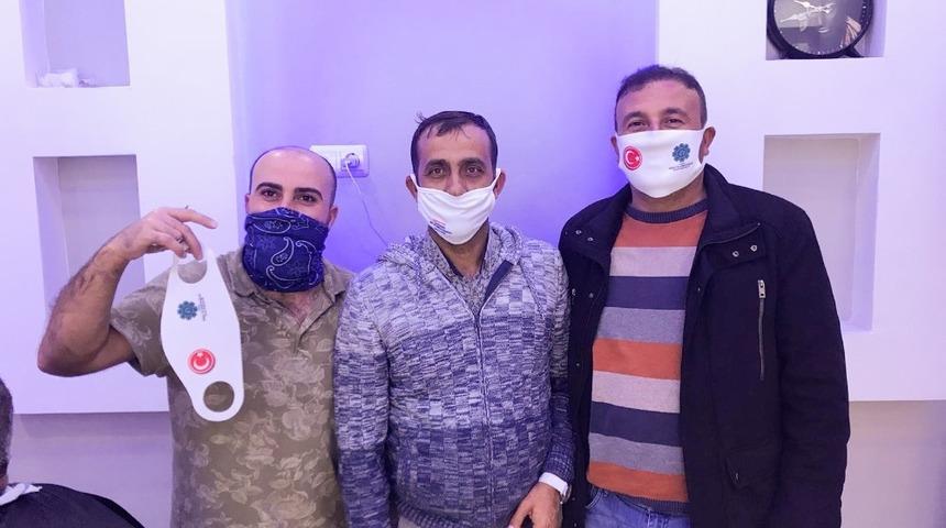 Yunak&rsquo;ta esnafa maske dağıtıldı