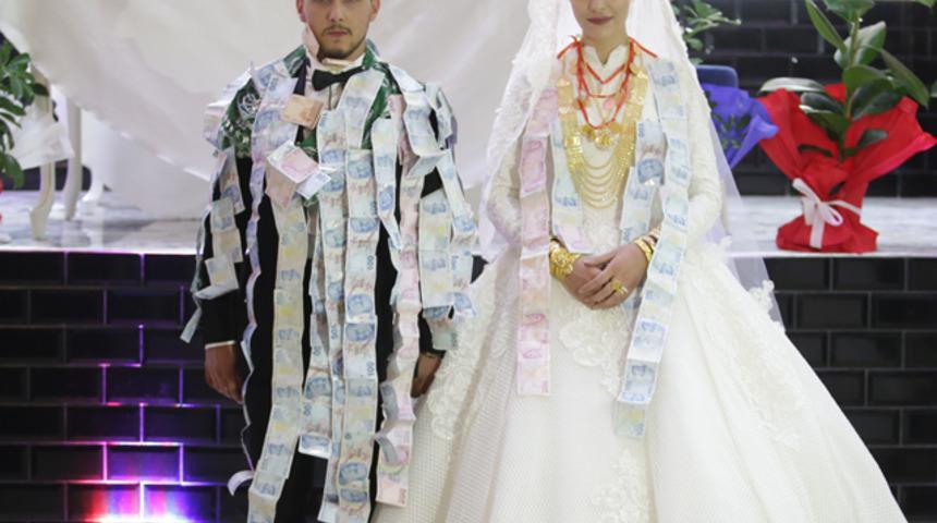 D&uuml;ğ&uuml;n&uuml;n 40 dakikası takı t&ouml;reniyle ge&ccedil;ti! 1 milyon TL değerinde altın ve para takıldı