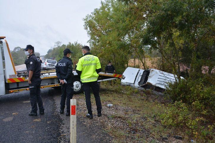 Otomobil şarampole yuvarlandı: 2 yaralı G1