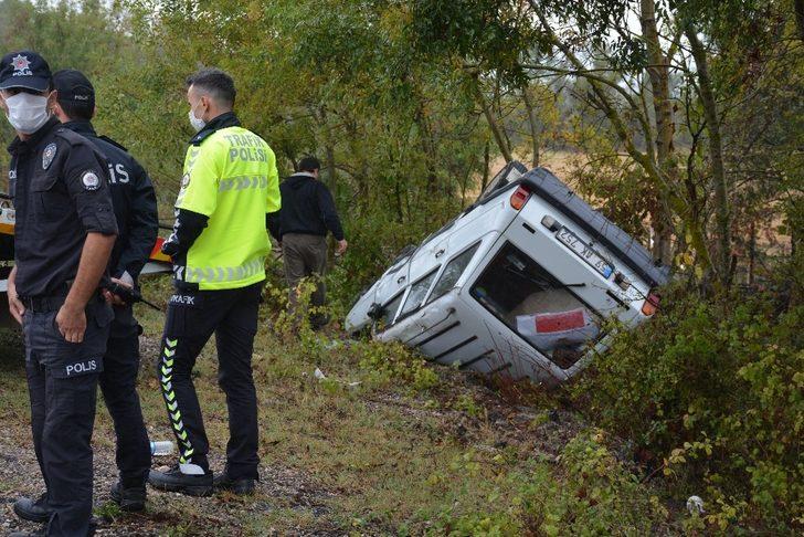 Otomobil şarampole yuvarlandı: 2 yaralı G2