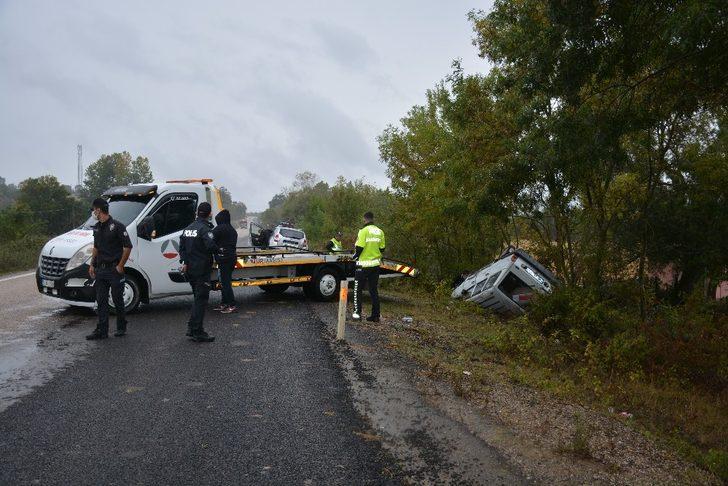 Otomobil şarampole yuvarlandı: 2 yaralı G3