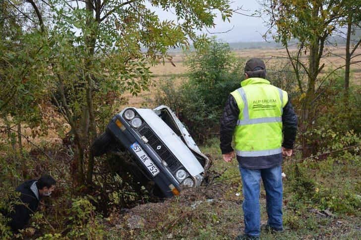 Otomobil şarampole yuvarlandı: 2 yaralı G4