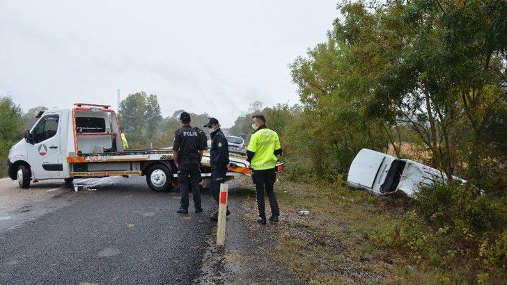 Otomobil şarampole yuvarlandı: 2 yaralı G5