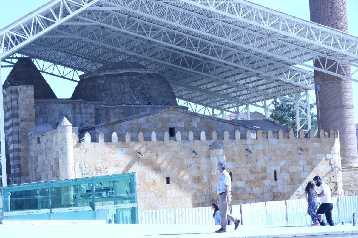 Şehrin simgesi Cacabey Medresesinde &uuml;st &ouml;rt&uuml; yapımı tamamlandı