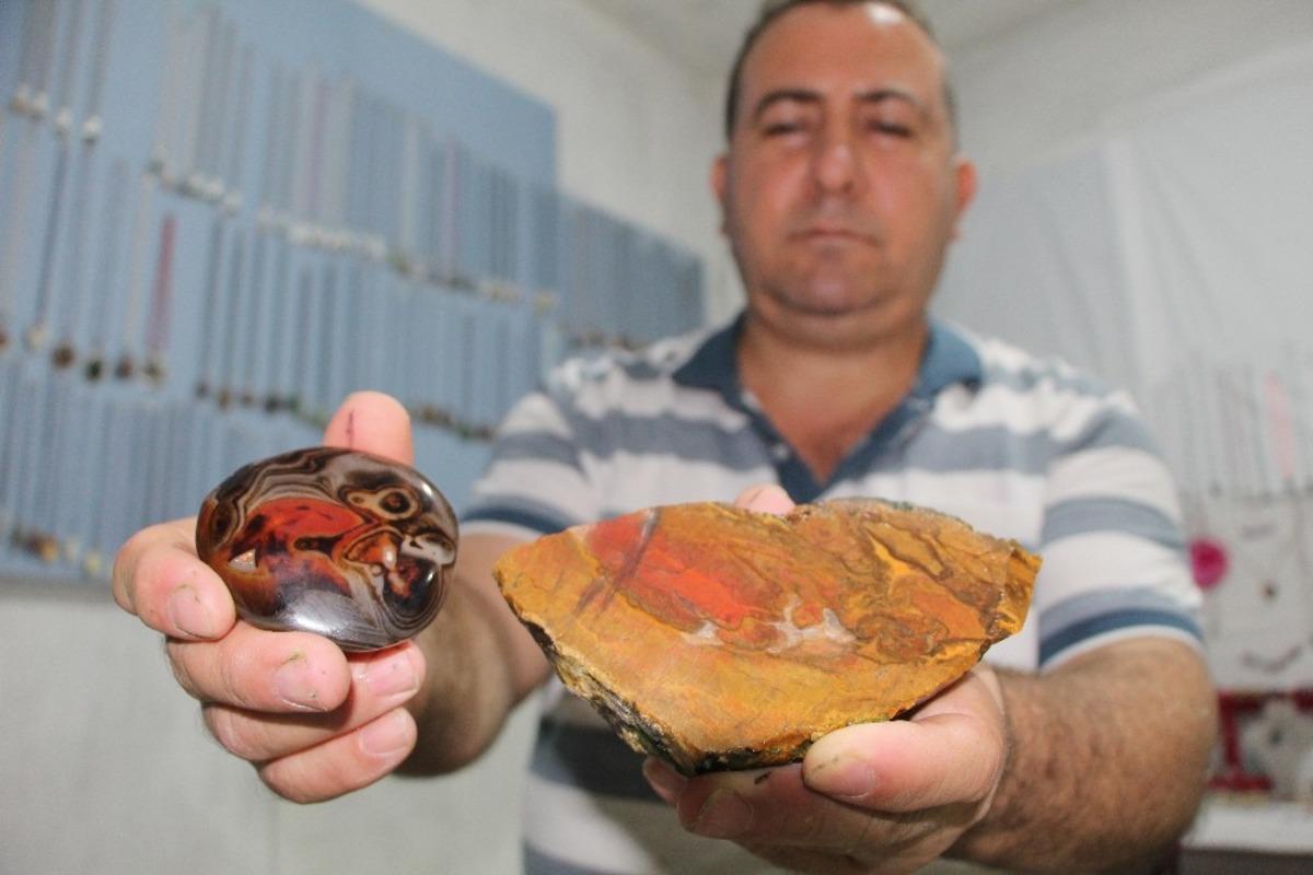 Dağlardan topladığı taş par&ccedil;alarını g&ouml;z alıcı g&uuml;zelliğe d&ouml;n&uuml;şt&uuml;r&uuml;yor