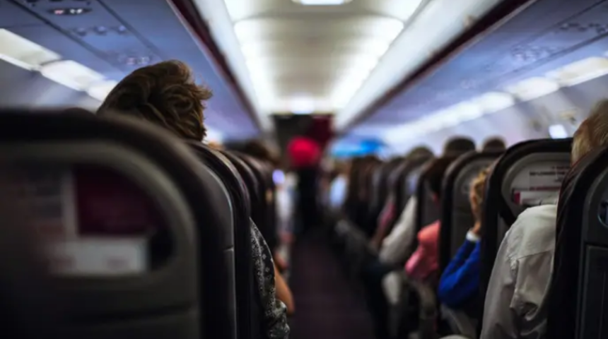 30’lu yaşlarındaki kadın yolcu Covid-19 nedeniyle uçakta öldü