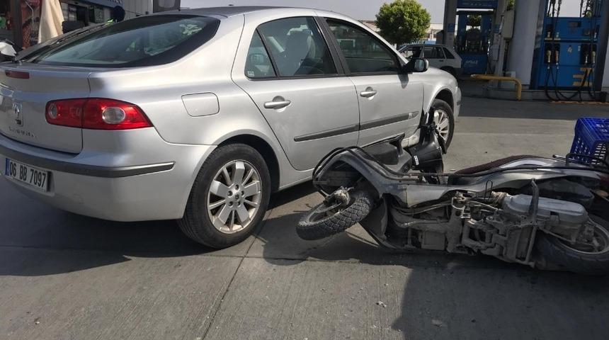 Tersten giden otomobil, motosiklete &ccedil;arptı: 1 yaralı