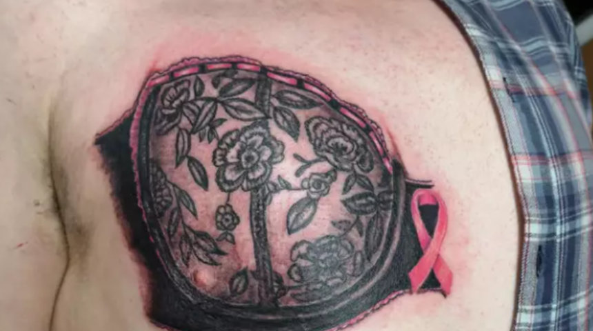 Dikkat çekmek için dantelli sütyen dövmesi yaptırdı! 'Diğerine de yaptıracağım...'