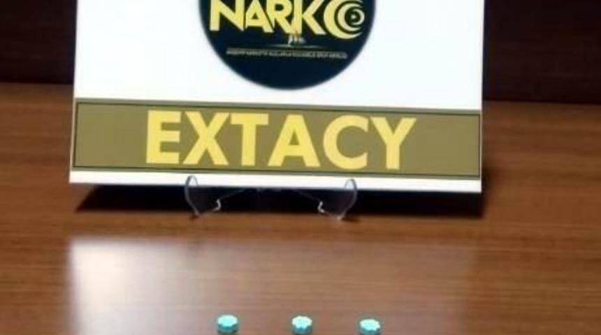 Ş&uuml;pheli ara&ccedil;taki şahıstan uyuşturucu hap ele ge&ccedil;irildi