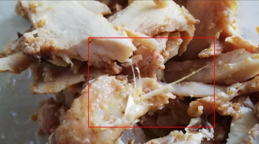 Tavuk d&ouml;nerin i&ccedil;inden yolunmamış tavuk t&uuml;y&uuml; &ccedil;ıktı! 