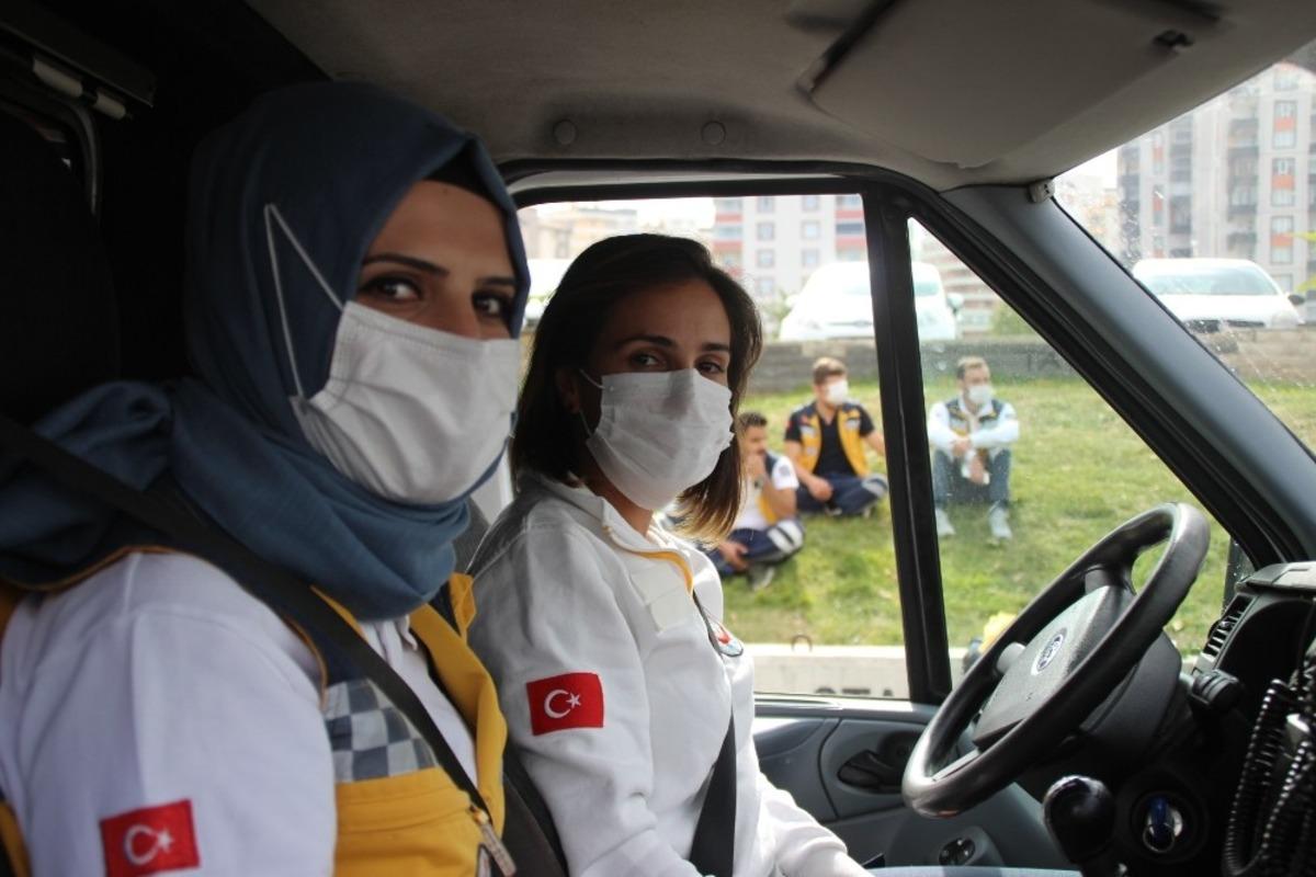 Kadın ambulans şof&ouml;r adaylarına zorlu eğitim