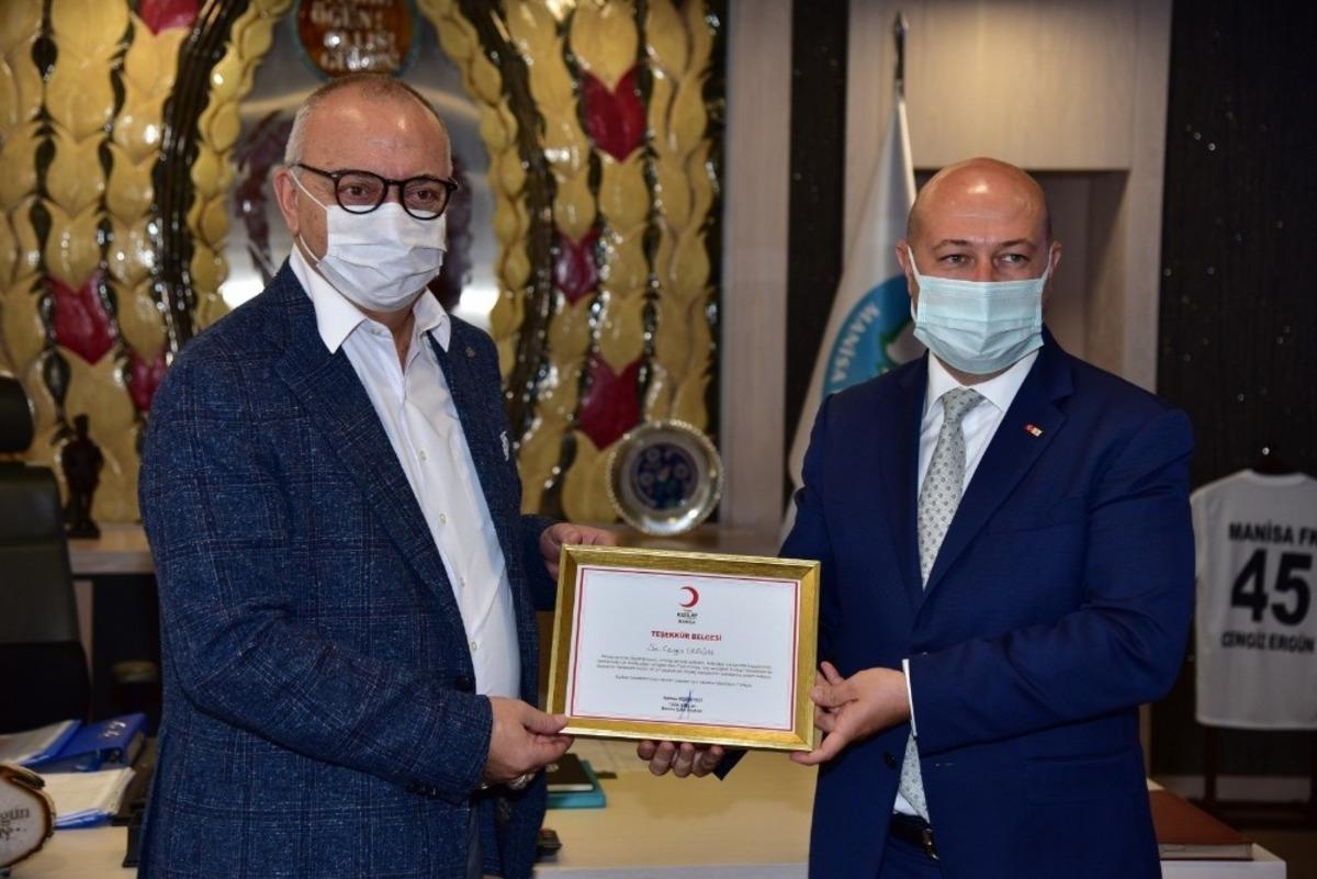 Başkan Erg&uuml;n&rsquo;e Kızılay&rsquo;dan teşekk&uuml;r belgesi