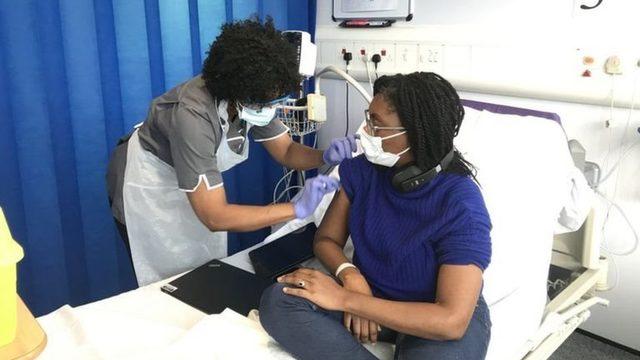 Koronavirüs: İngiltere hükümeti aşı ve ilaç denemeleri için gönüllülere virüs bulaştıracak şirkete 10 milyon sterlin kaynak aktardı