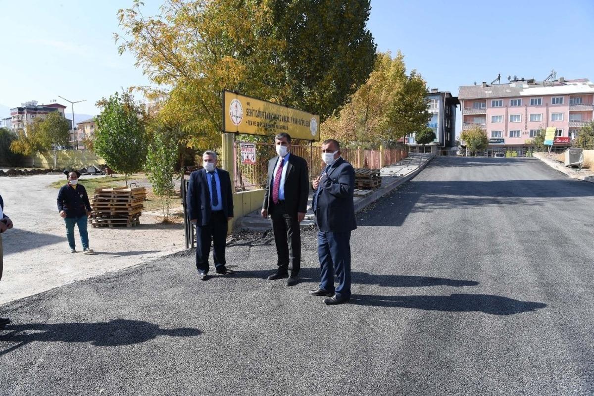 Başkan Asya, 4 okulun bulunduğu sokağın kaldırımını bizzat d&ouml;şedi