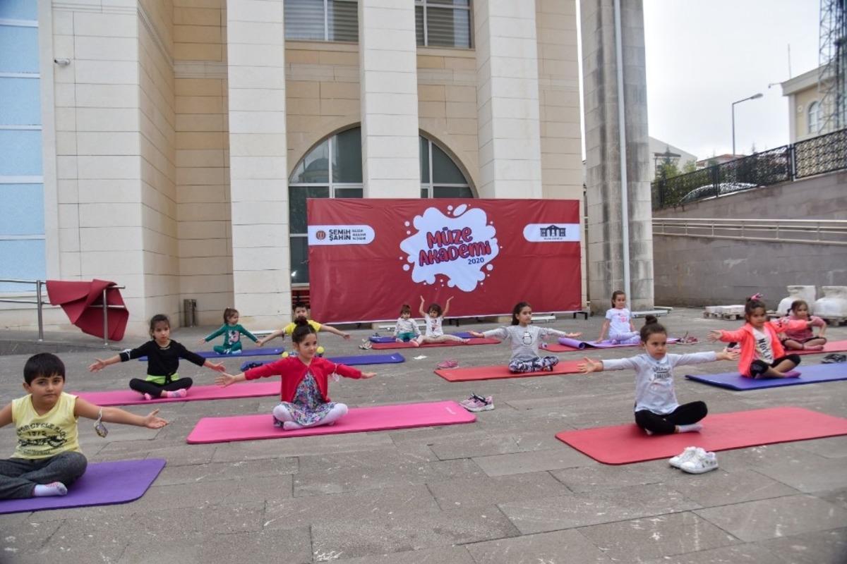 Pandemi s&uuml;recinden bunalan &ccedil;ocuklar yoga ile rahatladılar