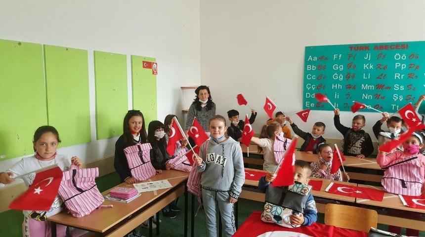 ASEM&rsquo;den Kuzey Makedonyalı &ouml;ğrencilere kırtasiye desteği