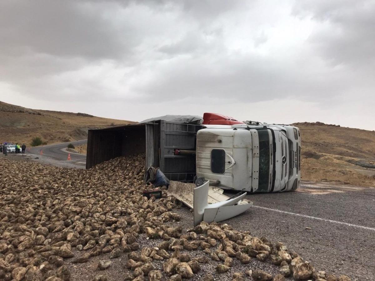 Pancar y&uuml;kl&uuml; tır devrildi: 1 yaralı