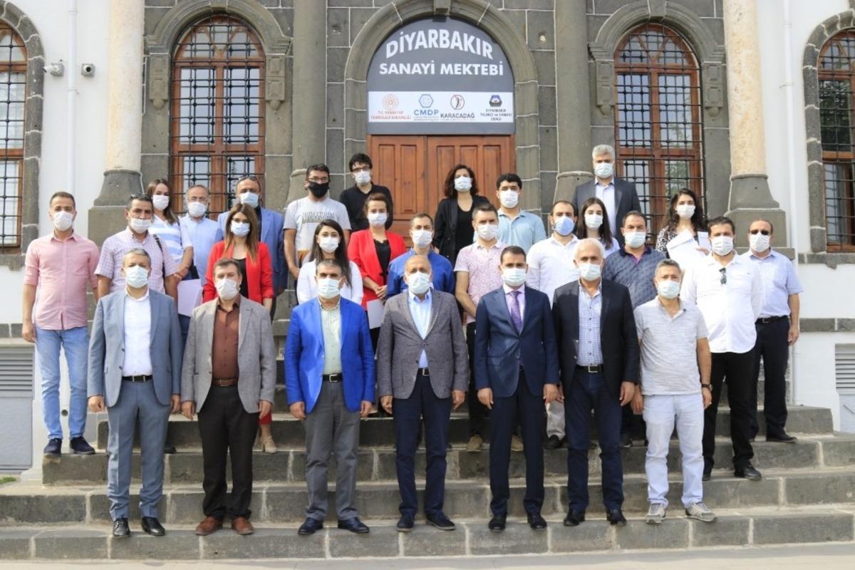 Diyarbakır Sanayi Mektebinde eğitim programını tamamlayan katılımcılara sertifikaları verildi