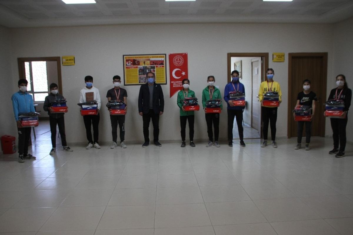 Kaymakam Yal&ccedil;ın başarılı sporcuları &ouml;d&uuml;llendirdi