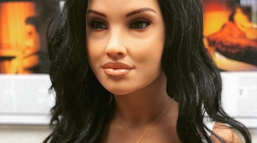 M&uuml;şteri, seks robotunun kız arkadaşı olmasını istedi