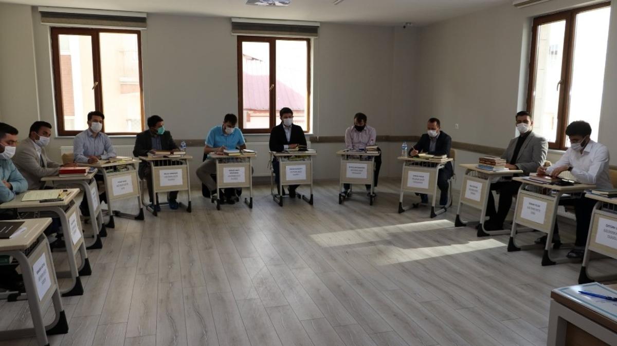 Din g&ouml;revlileri tashih-i huruf kursuna  başladı