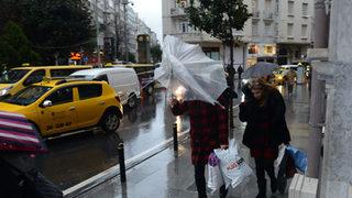 Yılmaz Morgül'ün şemsiyeyle imtihanı