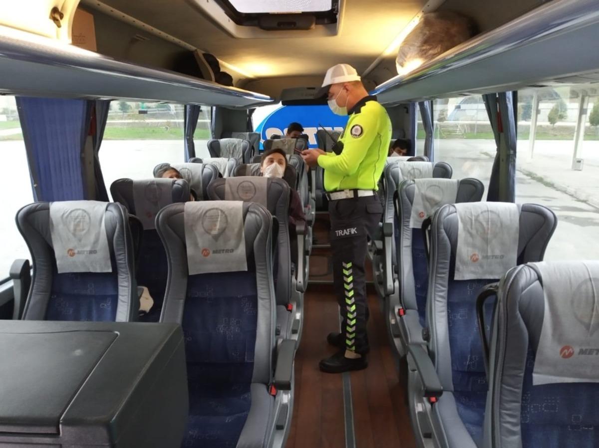 Boz&uuml;y&uuml;k&rsquo;te trafik polislerinden karayolunda Covid-19 denetimi