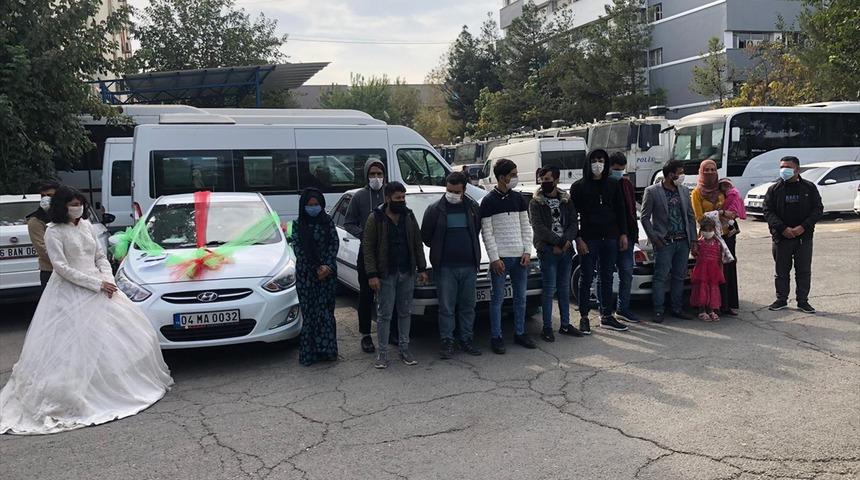 Düğün konvoyu gibi süslenen 3 araçta 16 göçmen yakalandı
