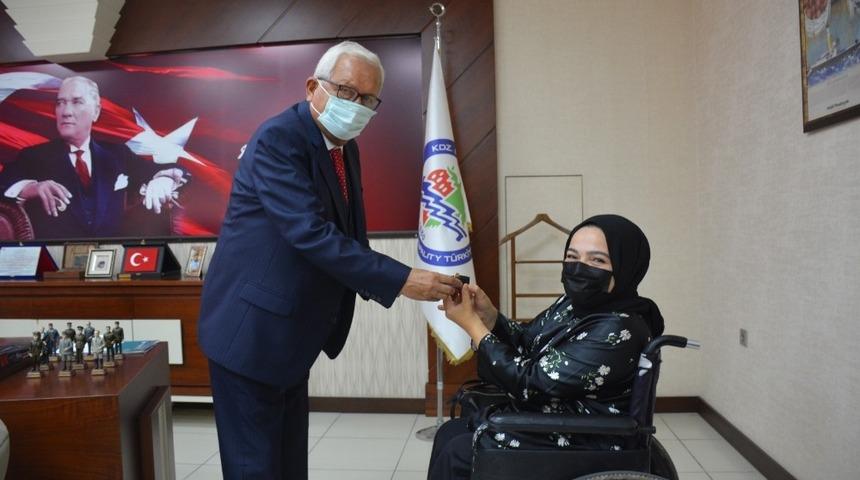 Emekliliğe ayrılan personele altın hediye edildi