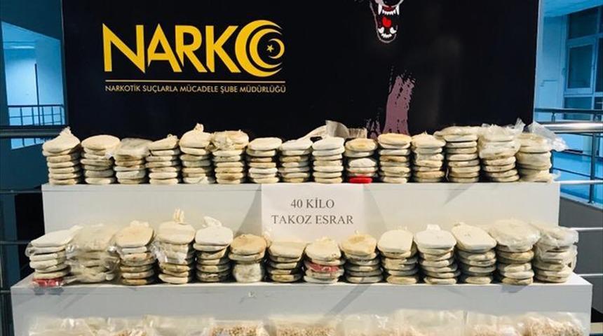 Adana'da 46 bin 500 uyuşturucu hap ile 40 kilogram esrar ele ge&ccedil;irildi