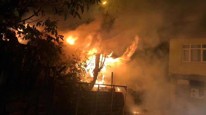 Kocaeli'de fırından sı&ccedil;rayan kıvılcımlar odunluğu yaktı