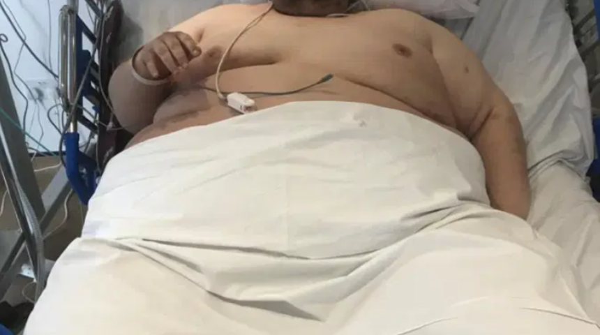 Kendini &ouml;l&uuml;me terk etti! 317 kiloluk adam evinden vin&ccedil;le &ccedil;ıkarıldı