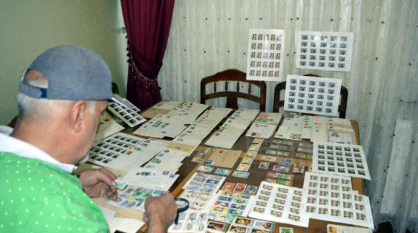 Yarım asırdır topluyor! Gelen misafire pul koleksiyonunu g&ouml;steriyor