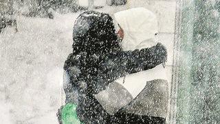 Azra Akın'dan karları eriten öpücük