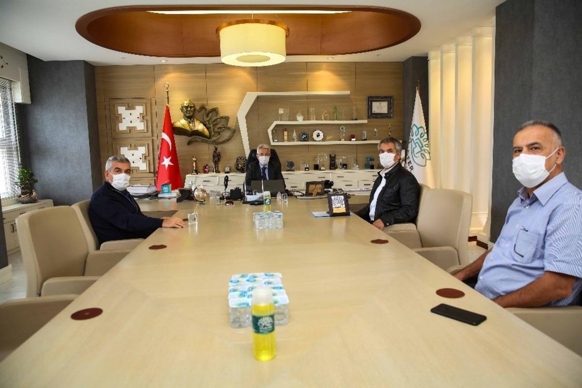 Nil&uuml;fer Belediyesi&rsquo;nden sağlık&ccedil;ılara 100 bin maske