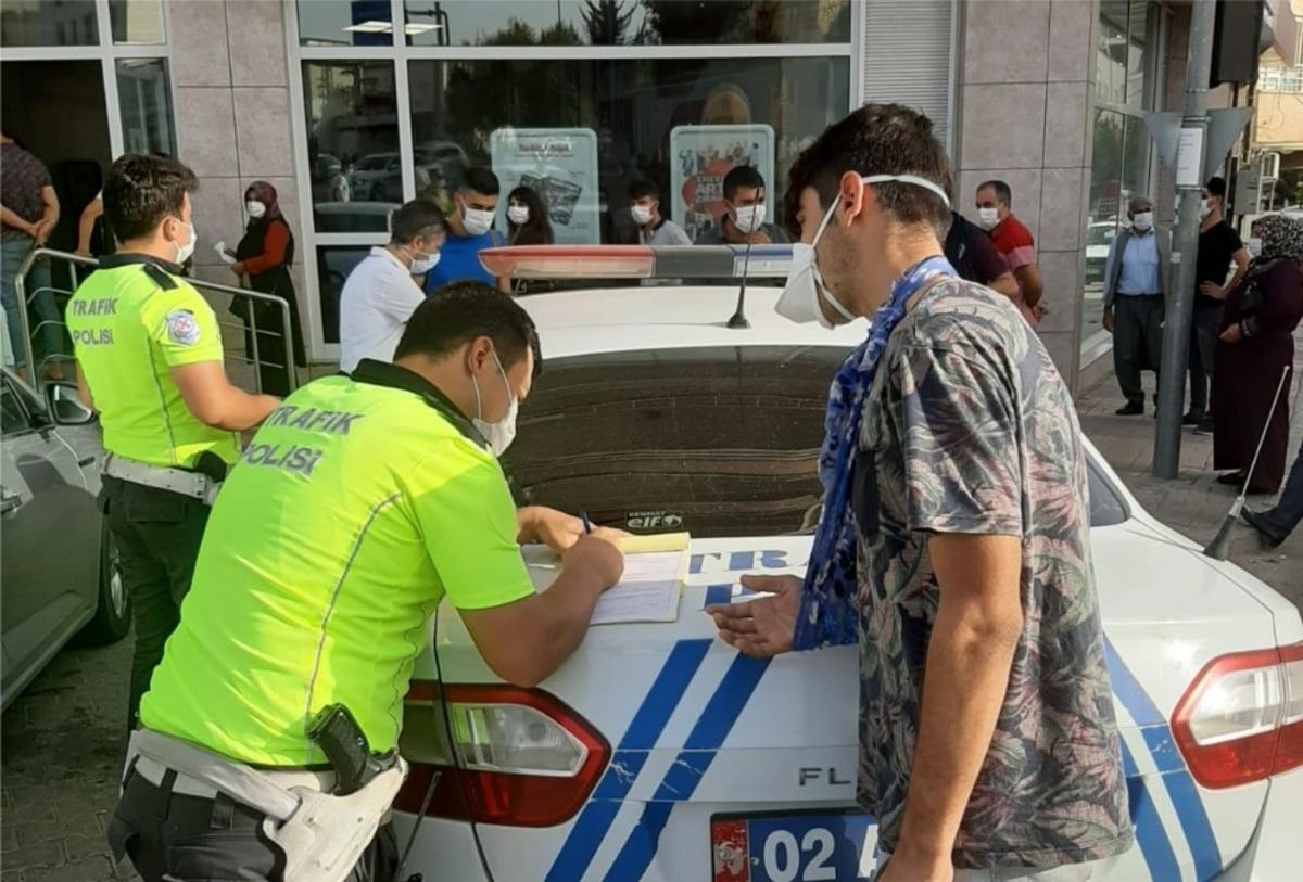 Kahta&rsquo;da polis ekiplerinden maske denetimi